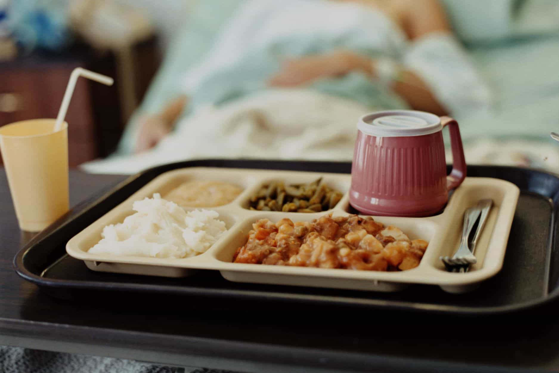 Прием пищи после операции. Еда для тяжелобольных. Еда для послеоперационных больных. Питание в стационаре. Разнос для еды.